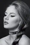 BIJOUX POUR TOI רצועה לצוואר עם כיתוב SEXY