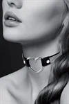 קולר צ׳וקר BDSM שחור עם לב ואבני סטרס – Bijoux Pour Toi