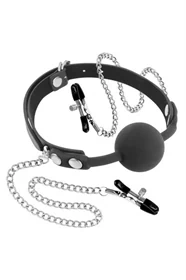 FETISH TENTATION - מחסום פה עם תפסני פטמה