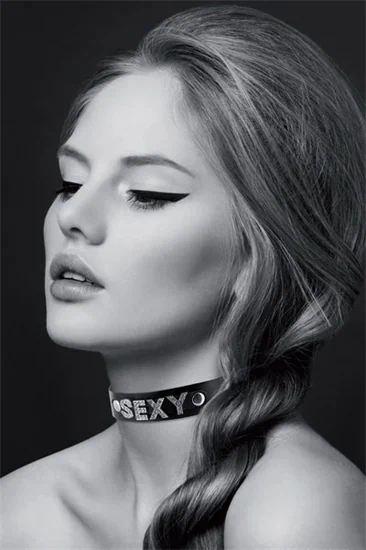 BIJOUX POUR TOI רצועה לצוואר עם כיתוב SEXY