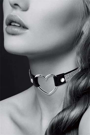 קולר צ׳וקר BDSM שחור עם לב ואבני סטרס – Bijoux Pour Toi